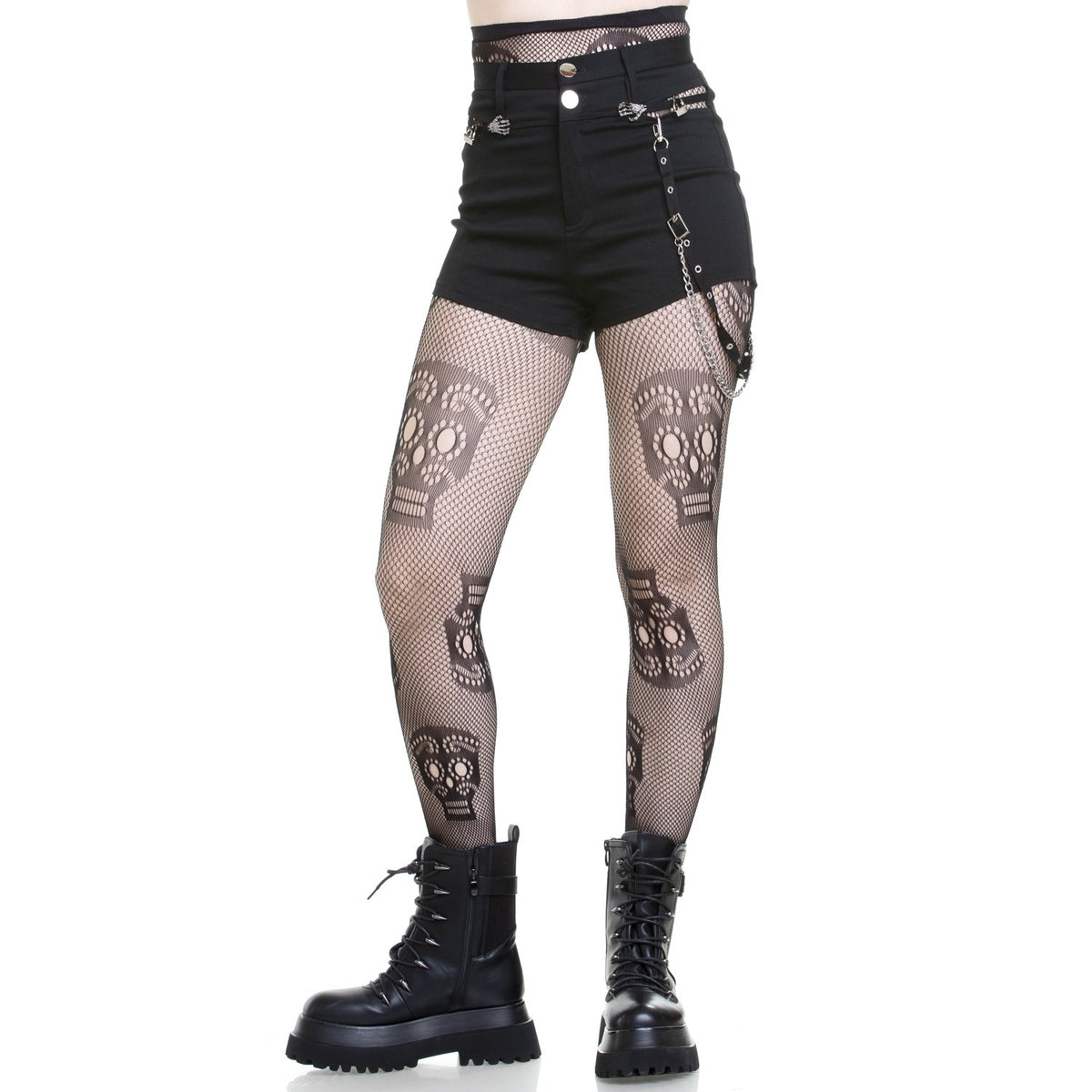Medias de rejilla negras con calaveras góticas puestas con shorts negros y botas militares