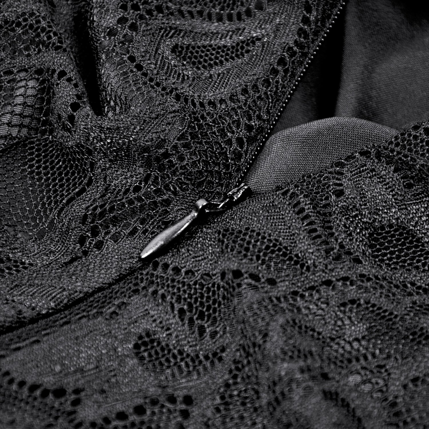 Vestido Gótico Asimétrico de Encaje con Espalda Corsé