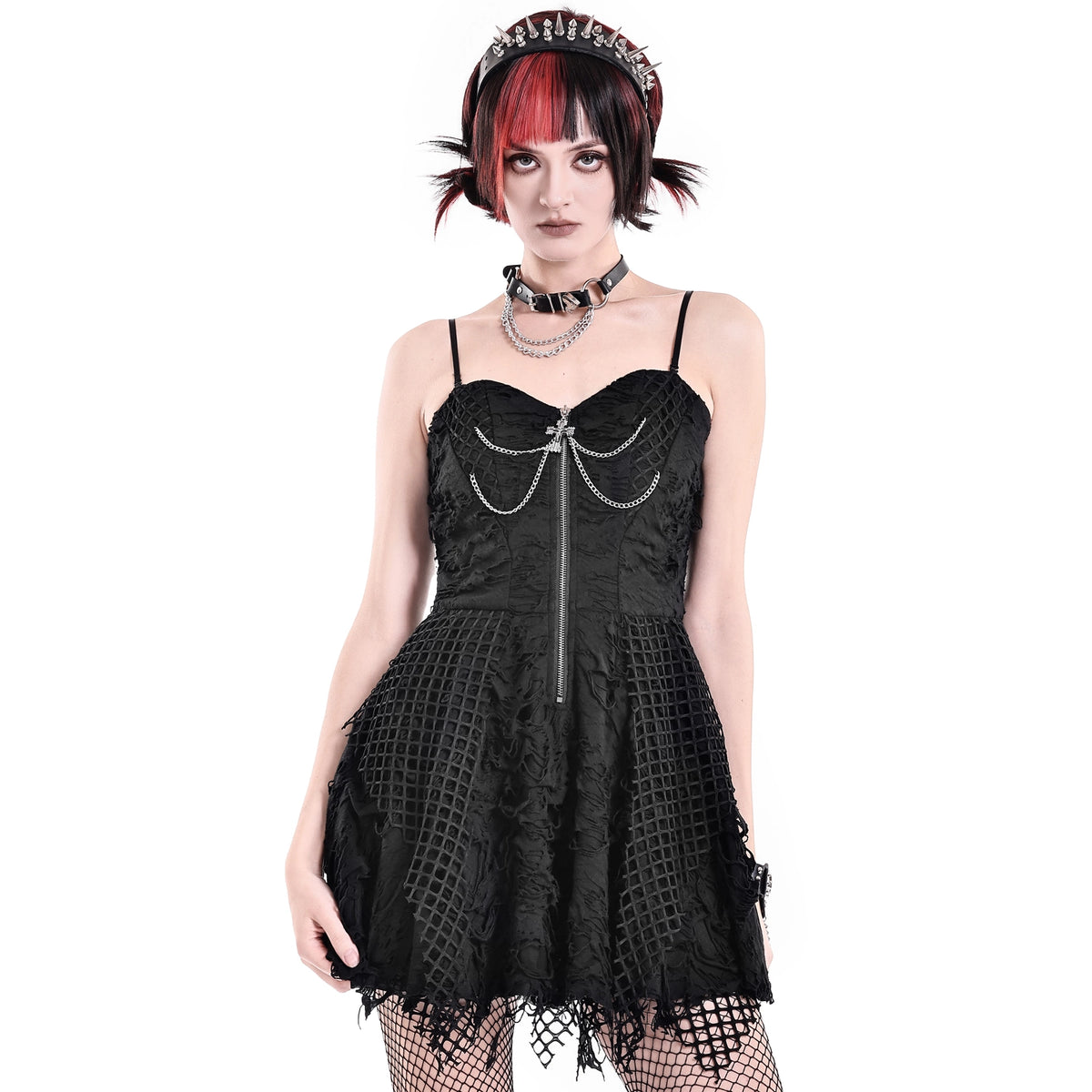 Vestido Mini Punk Negro con Efecto Rasgado, Rejilla y Cadenas, puesto en modelo, foto 1