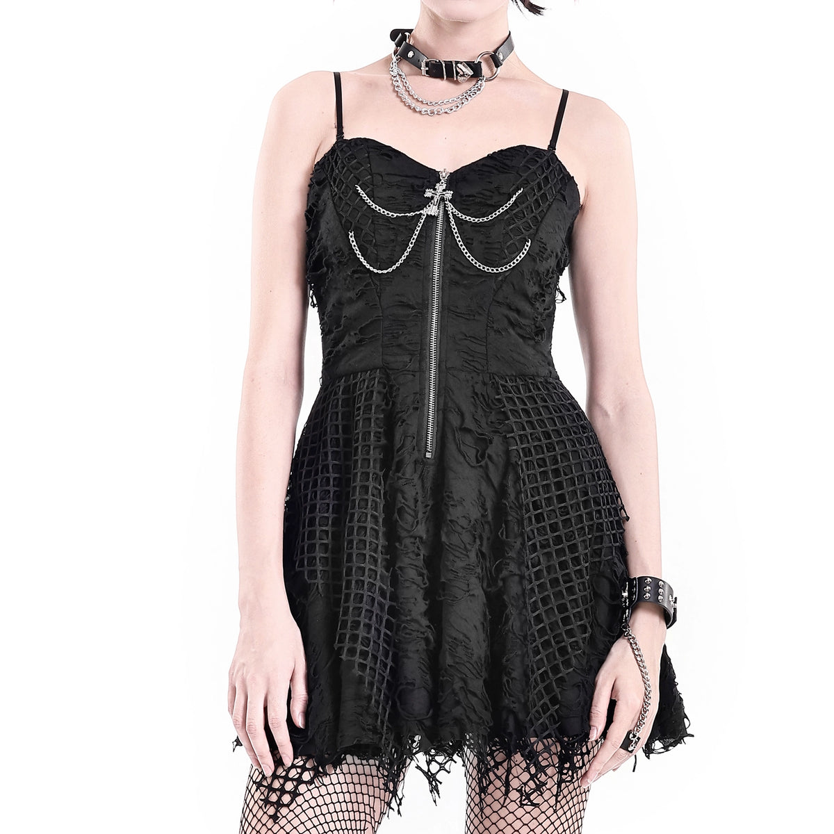 Vestido Mini Punk Negro con Efecto Rasgado, Rejilla y Cadenas, puesto en modelo, foto 3
