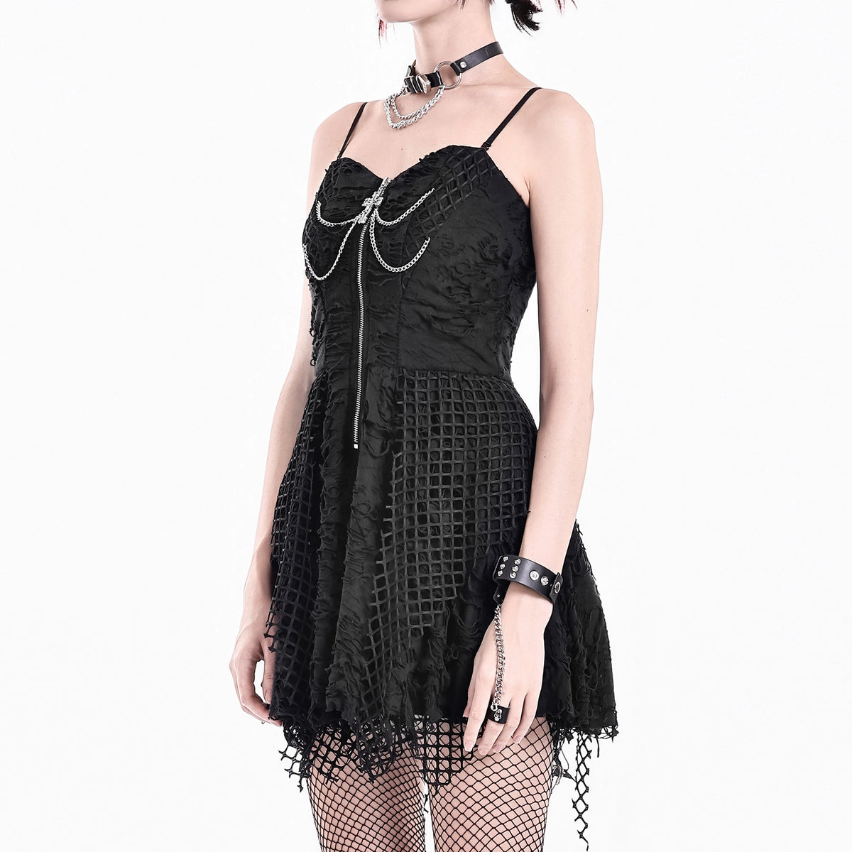 Vestido Mini Punk Negro con Efecto Rasgado, Rejilla y Cadenas, puesto en modelo, foto 6