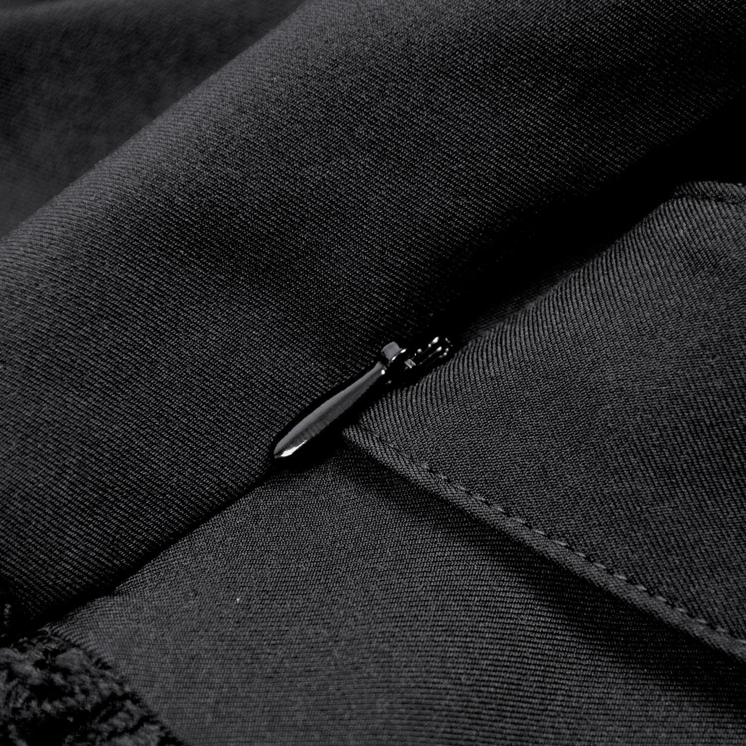 Minissaia Gótica Renda com Folhos e Fivela