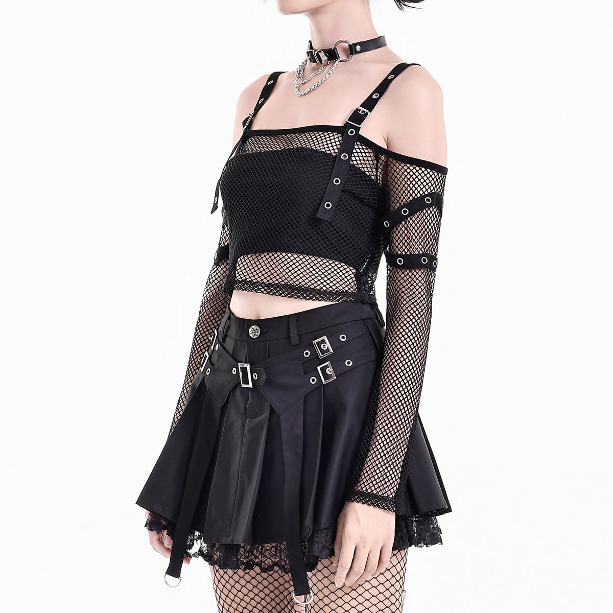 Minifalda Plisada Negra Punk con Hebillas y Bajo de Encaje, puesto en modelo, foto 7