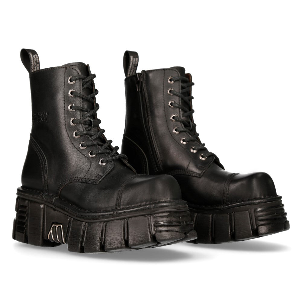 Par de botines militares negros lisos New Rock M-NEWMILI083-S39, vista lateral de los dos pies