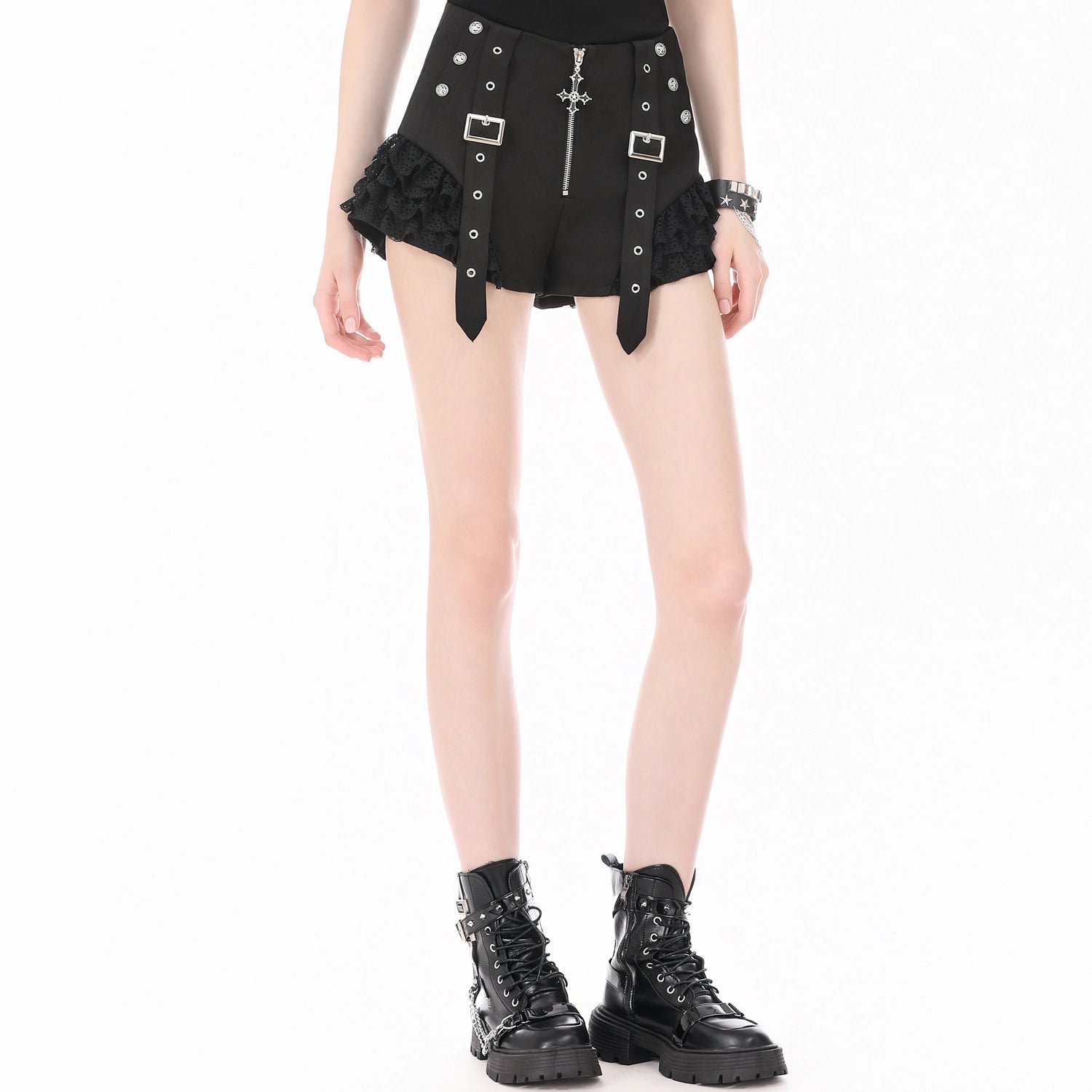 Shorts Góticos Negros con Cruz Metálica, Encaje y Correas