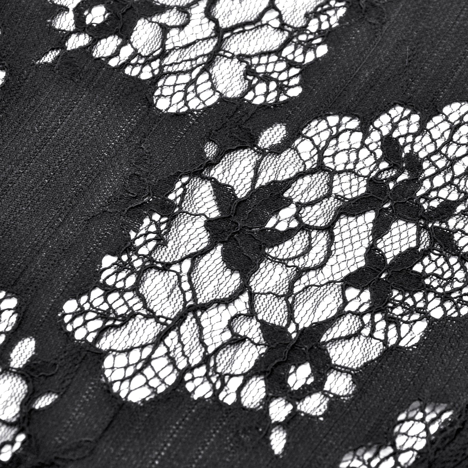 Top gótico com cruzados e renda floral preta