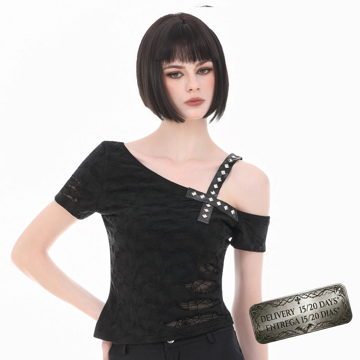 Camiseta Asimétrica con Cruz de Tachuelas y Hombro al Aire