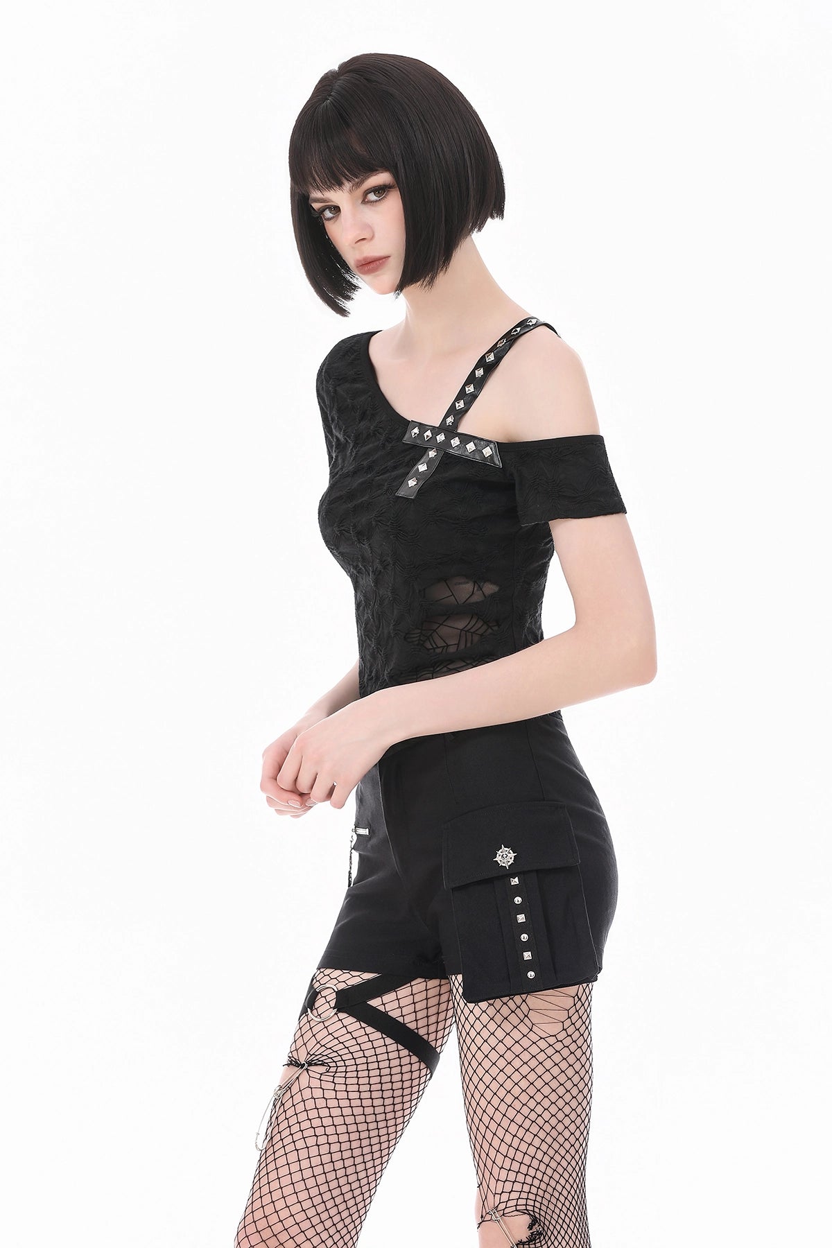 Camiseta Asimétrica con Cruz de Tachuelas y Hombro al Aire