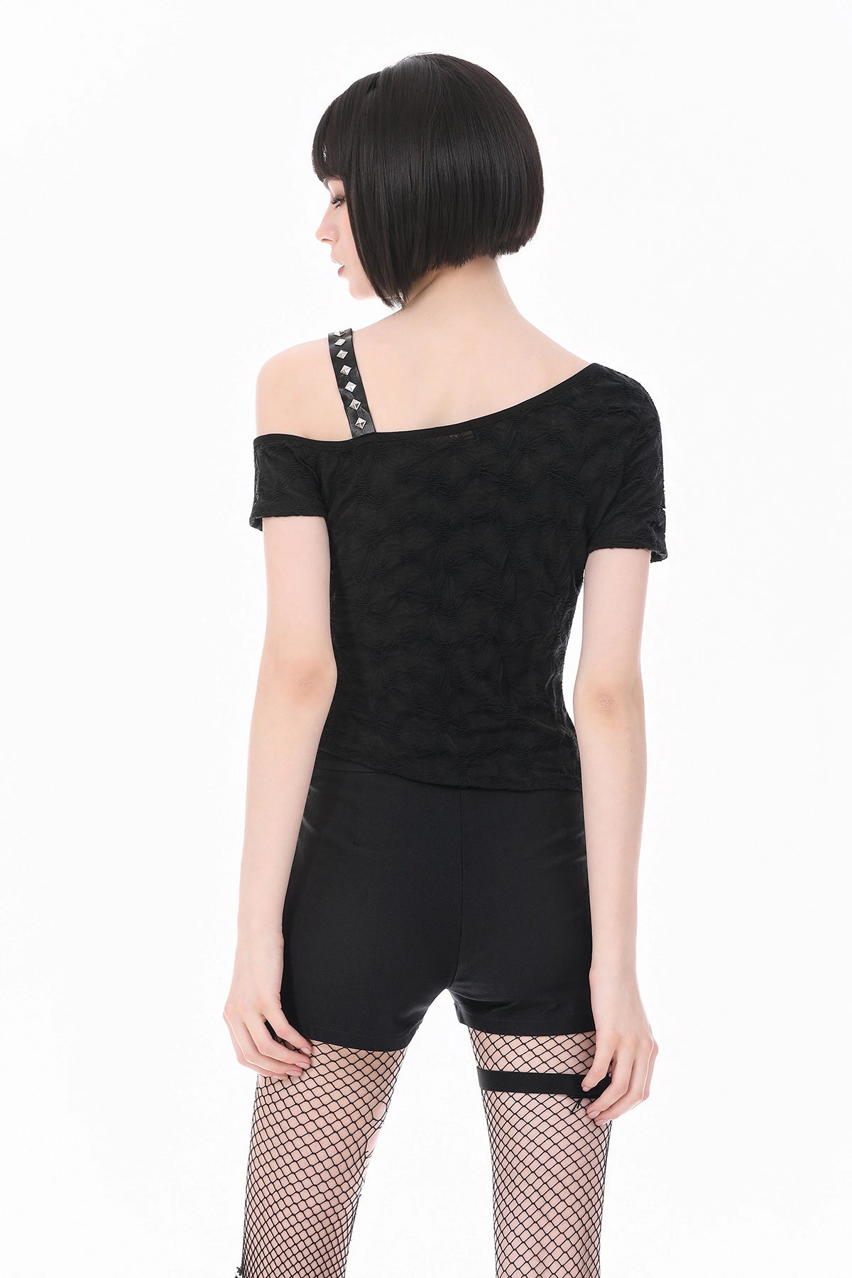 Camiseta Asimétrica con Cruz de Tachuelas y Hombro al Aire