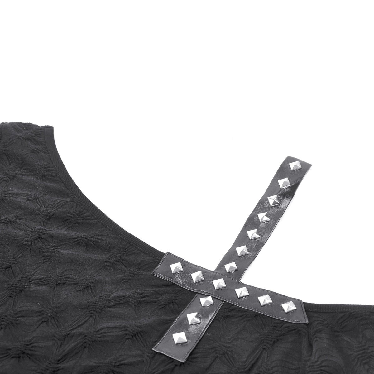Camiseta Asimétrica con Cruz de Tachuelas y Hombro al Aire