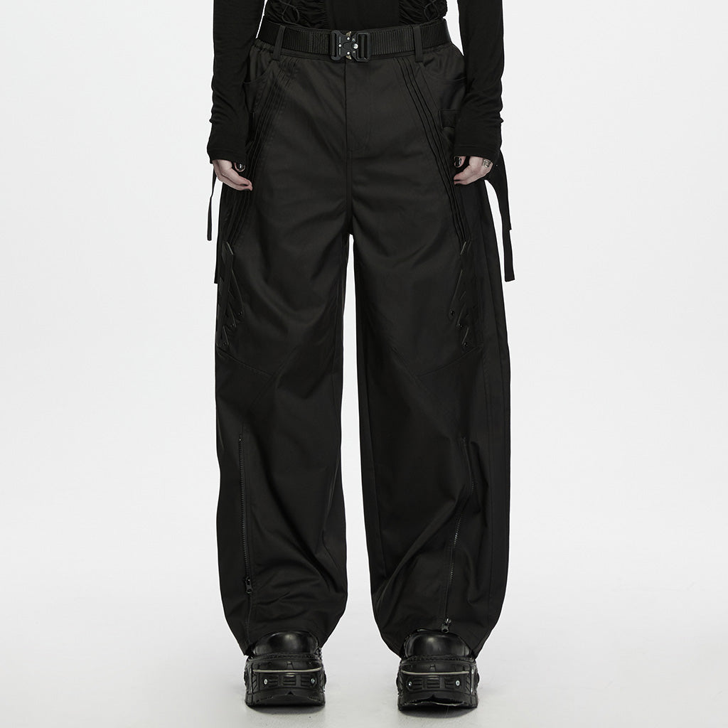 Pantalón techwear negro ancho puesto, vista frontal con cinturón y correas