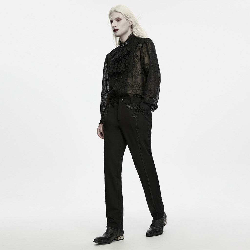 Modelo de cuerpo entero con el pantalón negro y una camisa de encaje no incluida