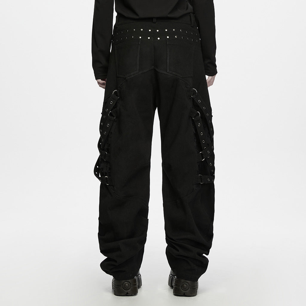 Espalda del pantalón punk negro con fila de tachuelas y bolsillos de parche