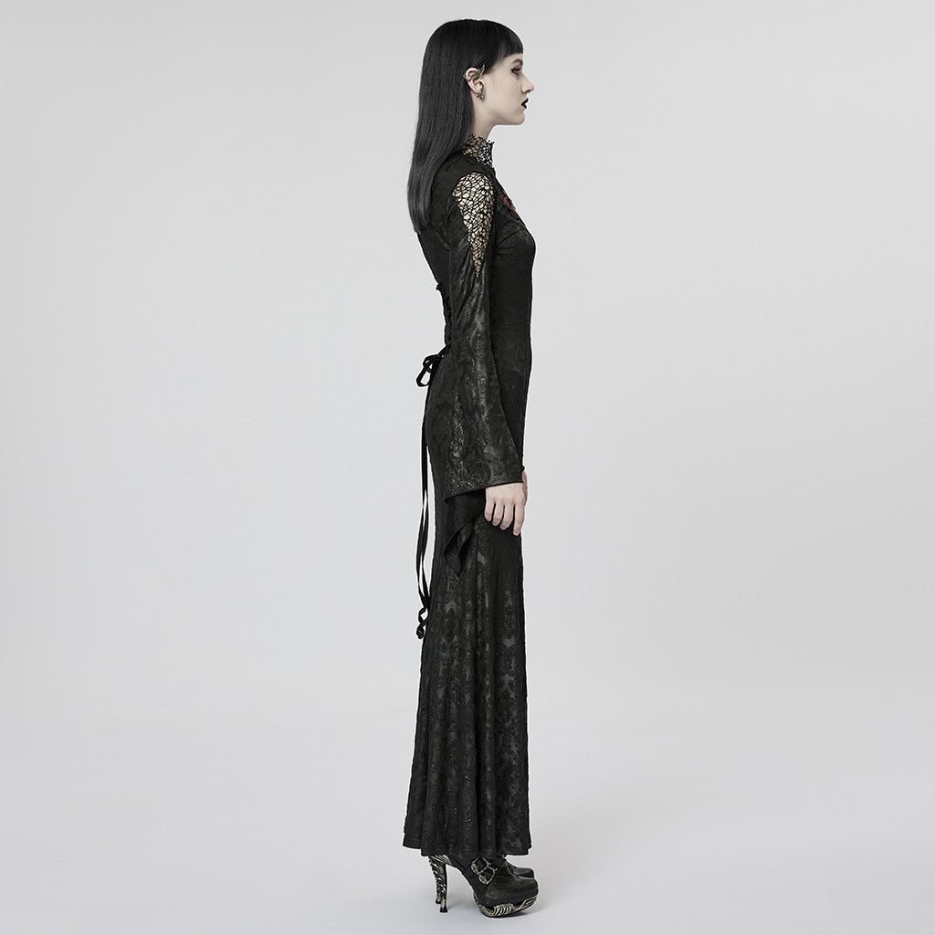 Perfil del vestido negro con hombro de encaje calado y cintas de la lazada trasera
