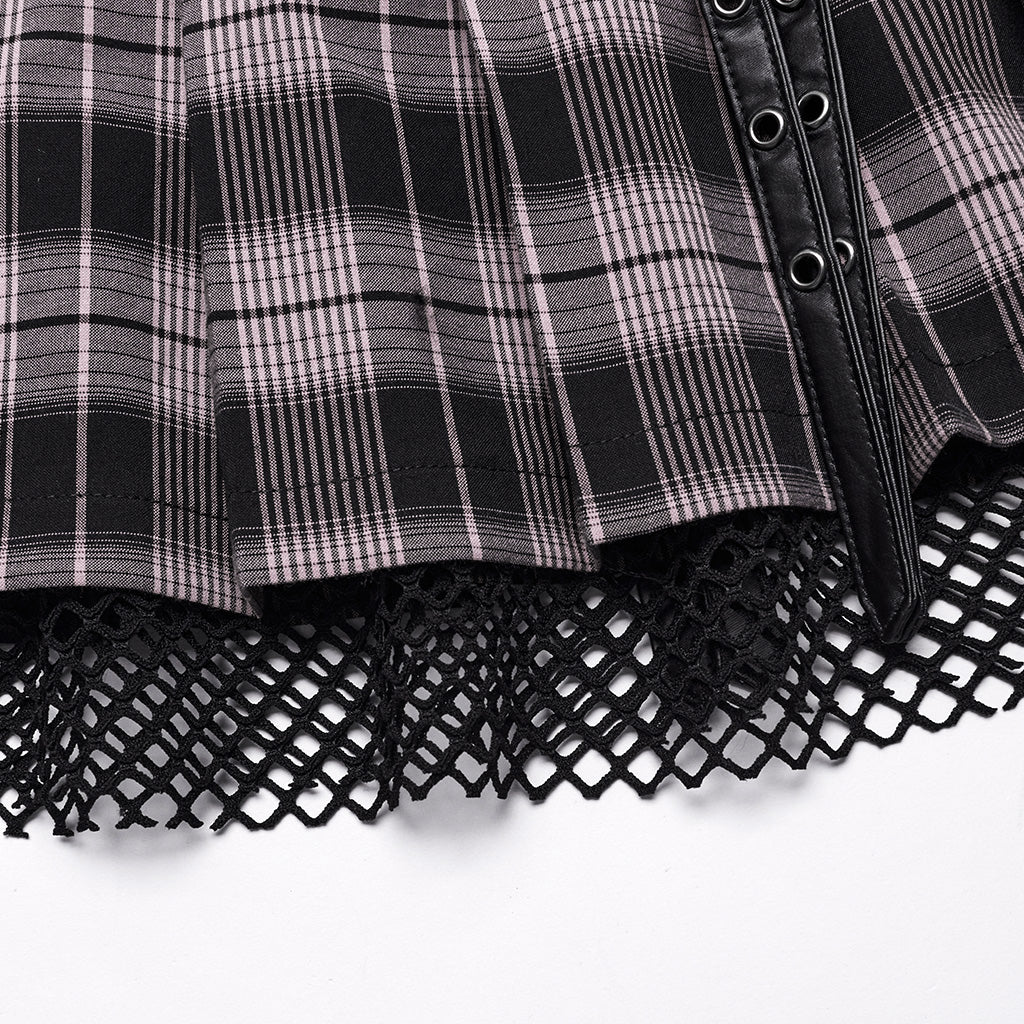 Bajo de la falda con pliegues de cuadros y enagua de rejilla negra