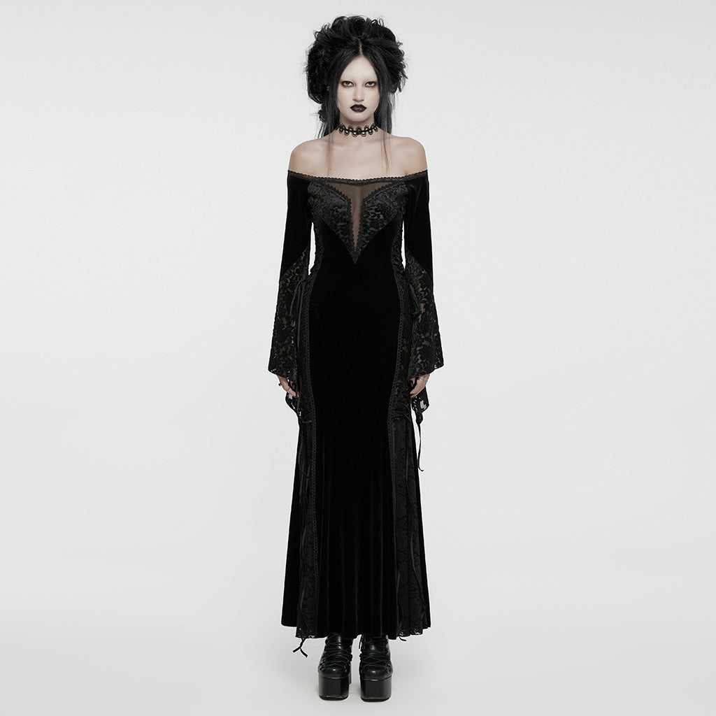 Vestido largo gótico de terciopelo negro con hombros al aire puesto, vista frontal