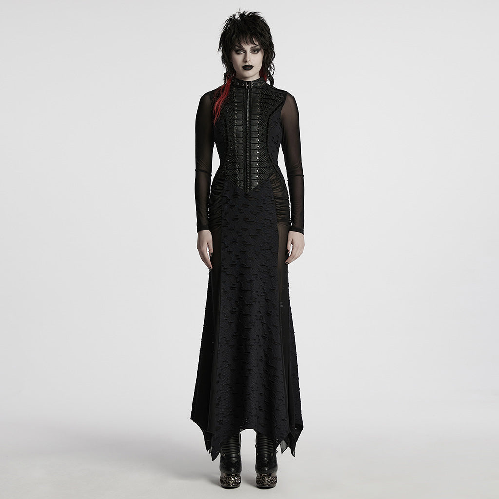 Vestido largo gótico punk negro puesto, vista frontal con cuello alto y pechera de tiras remachadas