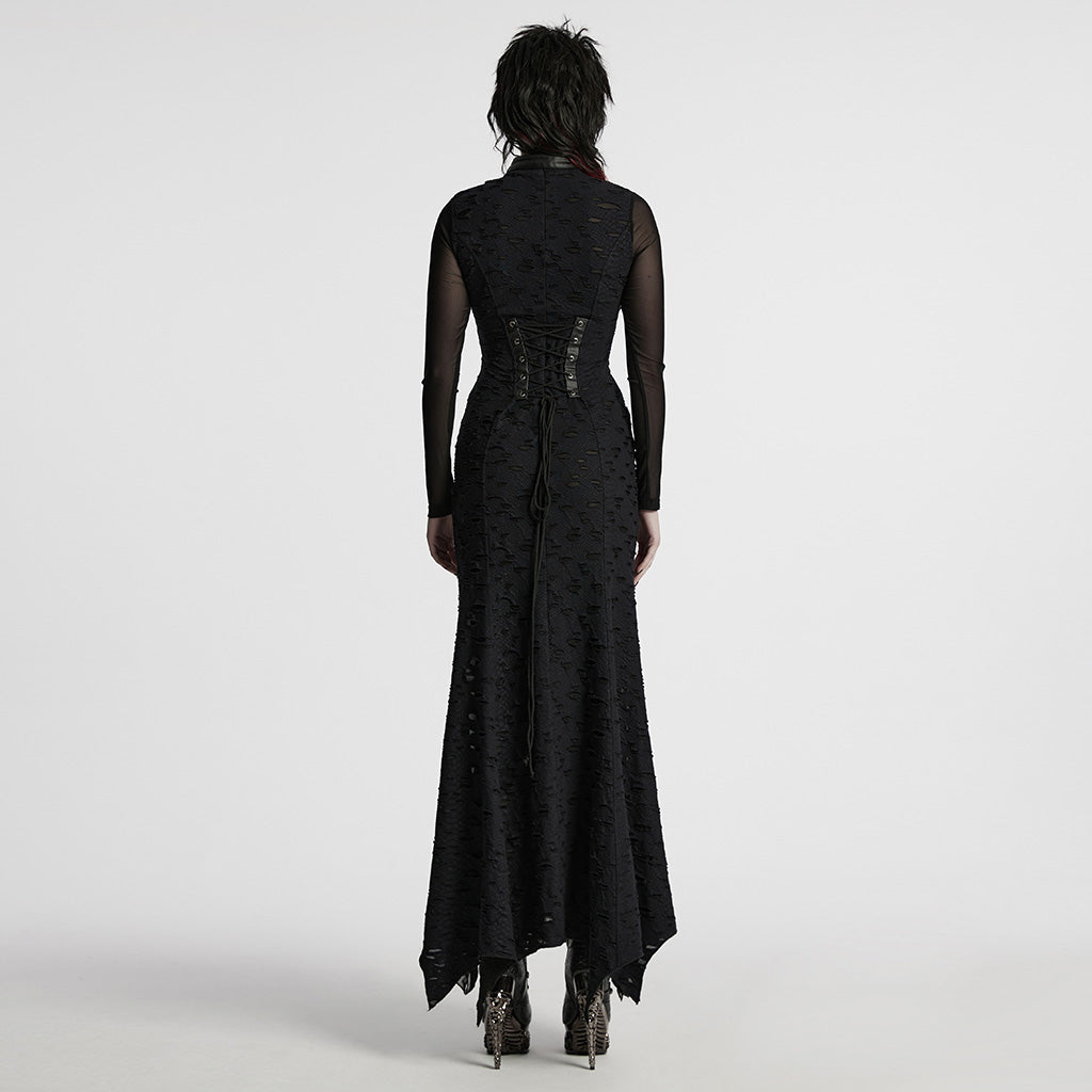 Espalda del vestido gótico con lazada de cordón en la cintura y tejido roto con textura de escamas
