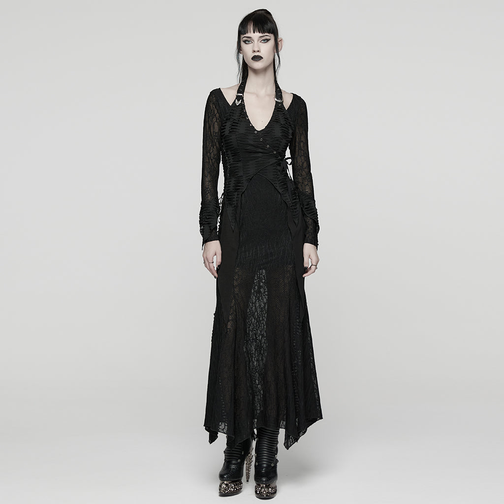 Vestido largo punk negro con cuello halter puesto, vista frontal con escote en V y falda de malla calada