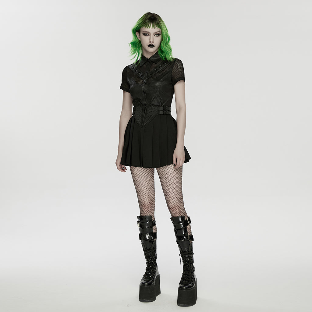Modelo de cuerpo entero con la falda cyberpunk, camisa negra, medias de rejilla y botas altas no incluidas