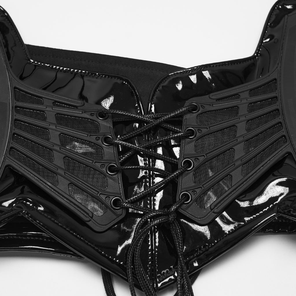 Detalle del delantero con paneles en relieve, ventanas de rejilla y lazada