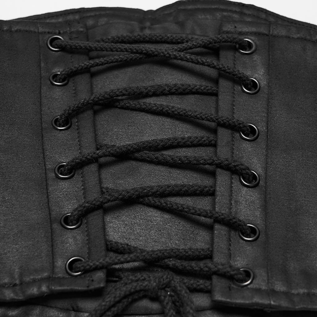 Detalle de la lazada trasera con cordón negro y ojales metálicos
