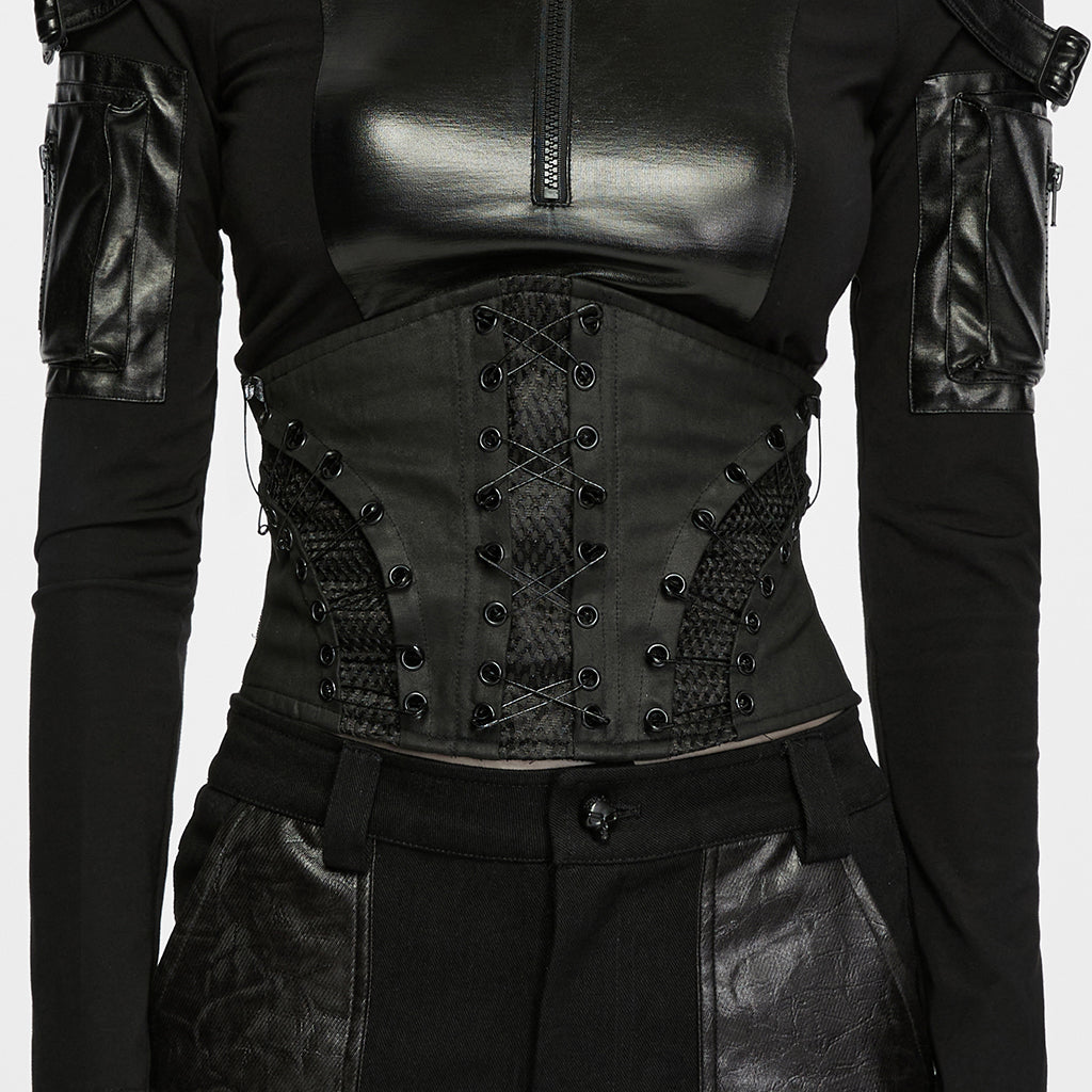Modelo con el corsé cincher punk negro sobre un top negro, vista frontal de cerca