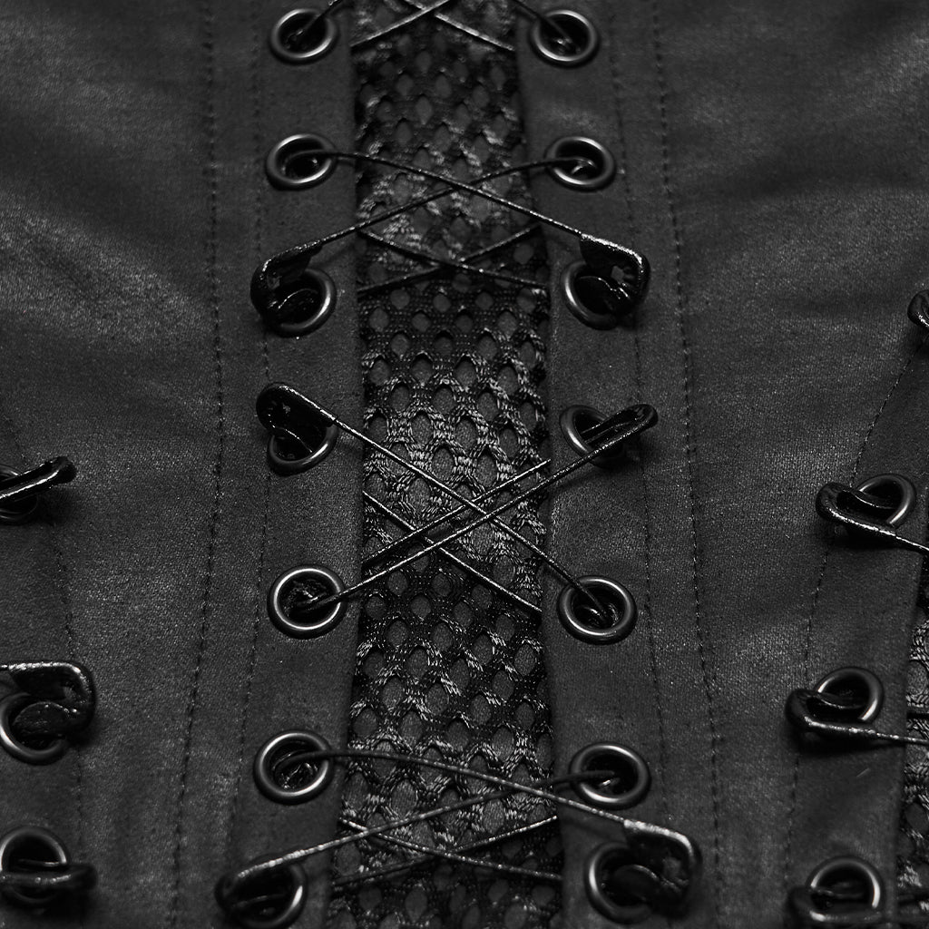 Detalle de los imperdibles cruzados entre ojales sobre la malla con textura de escamas