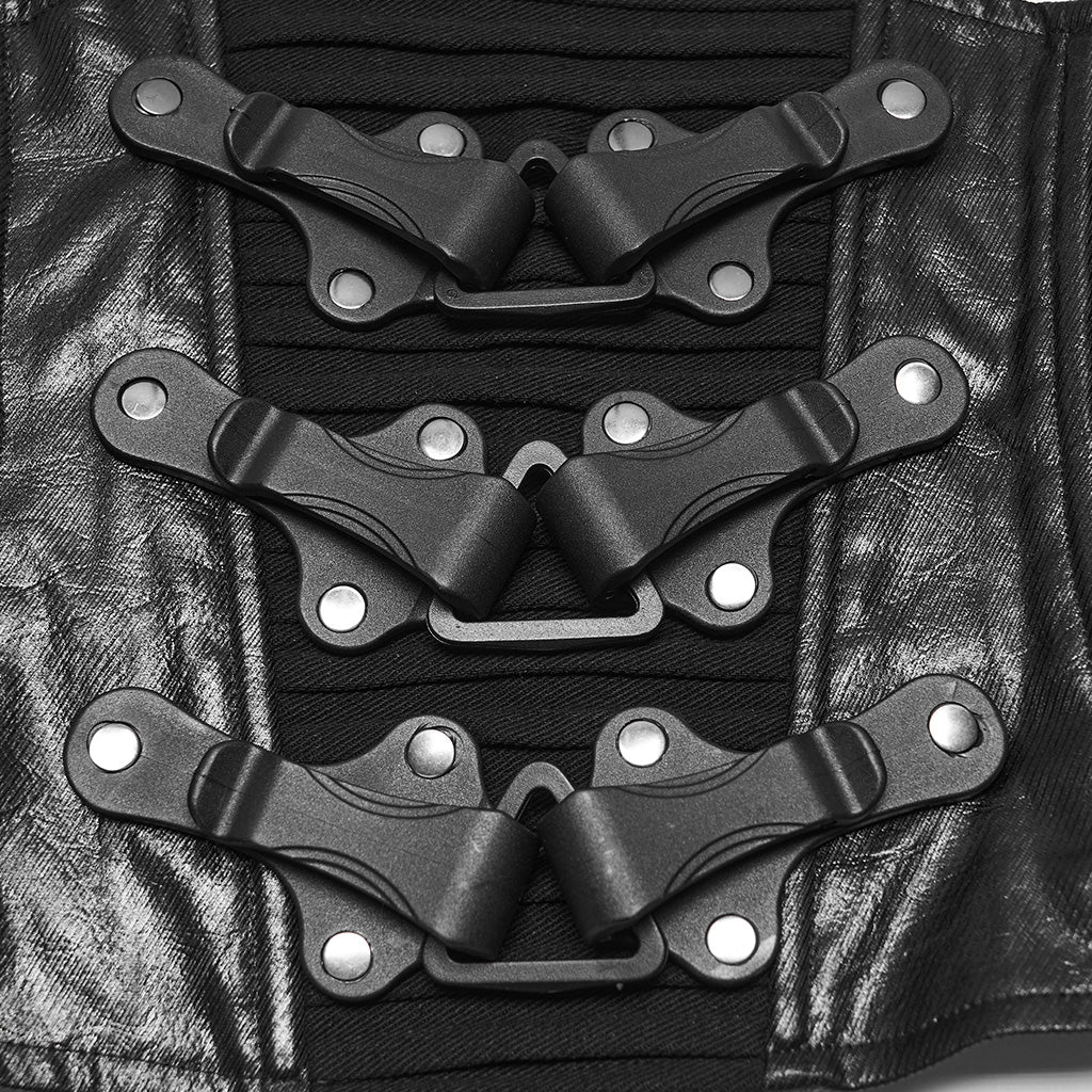 Detalle de las hebillas negras con remaches plateados del corsé techwear