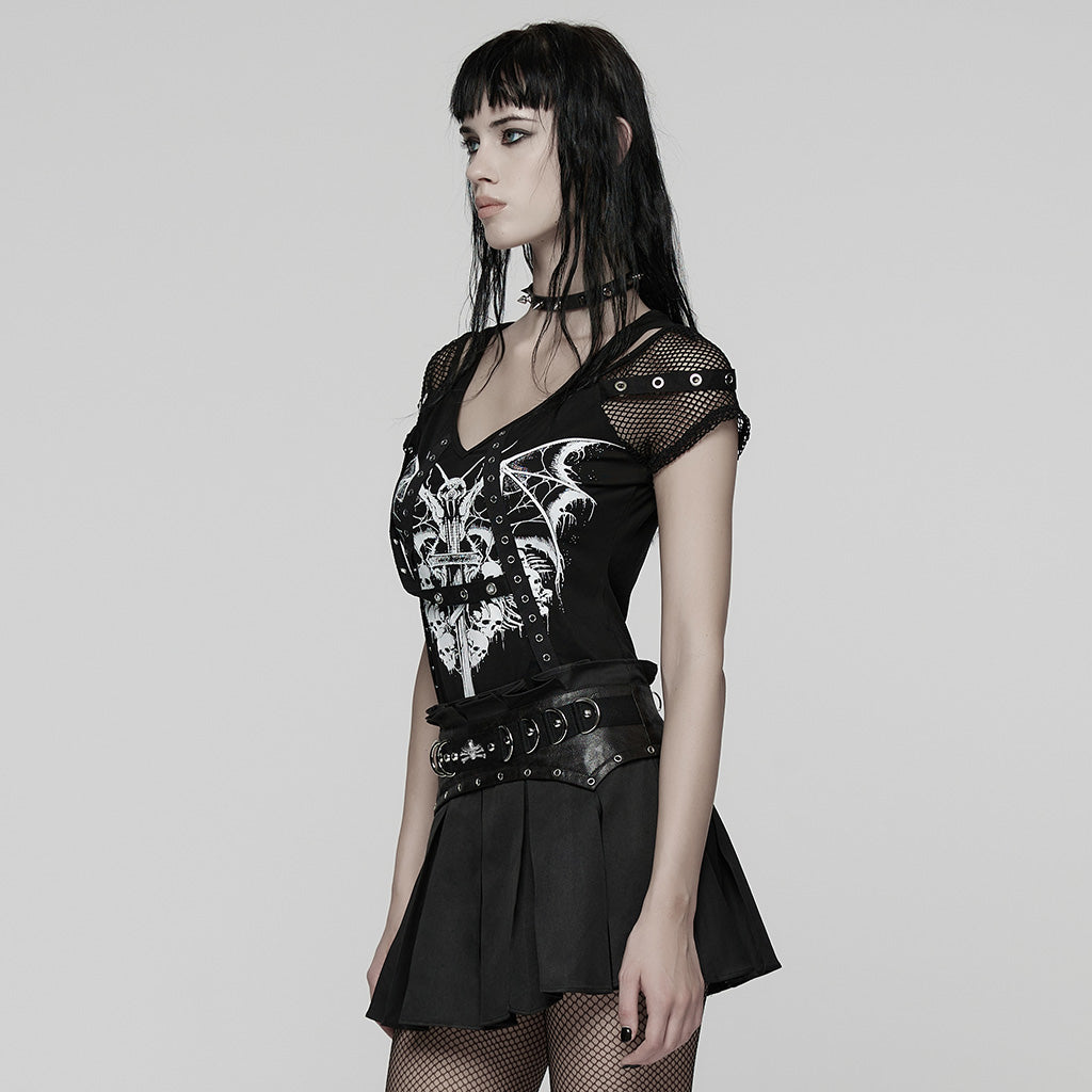 Perfil de la camiseta punk con mangas de rejilla y cintas con ojales sobre el estampado