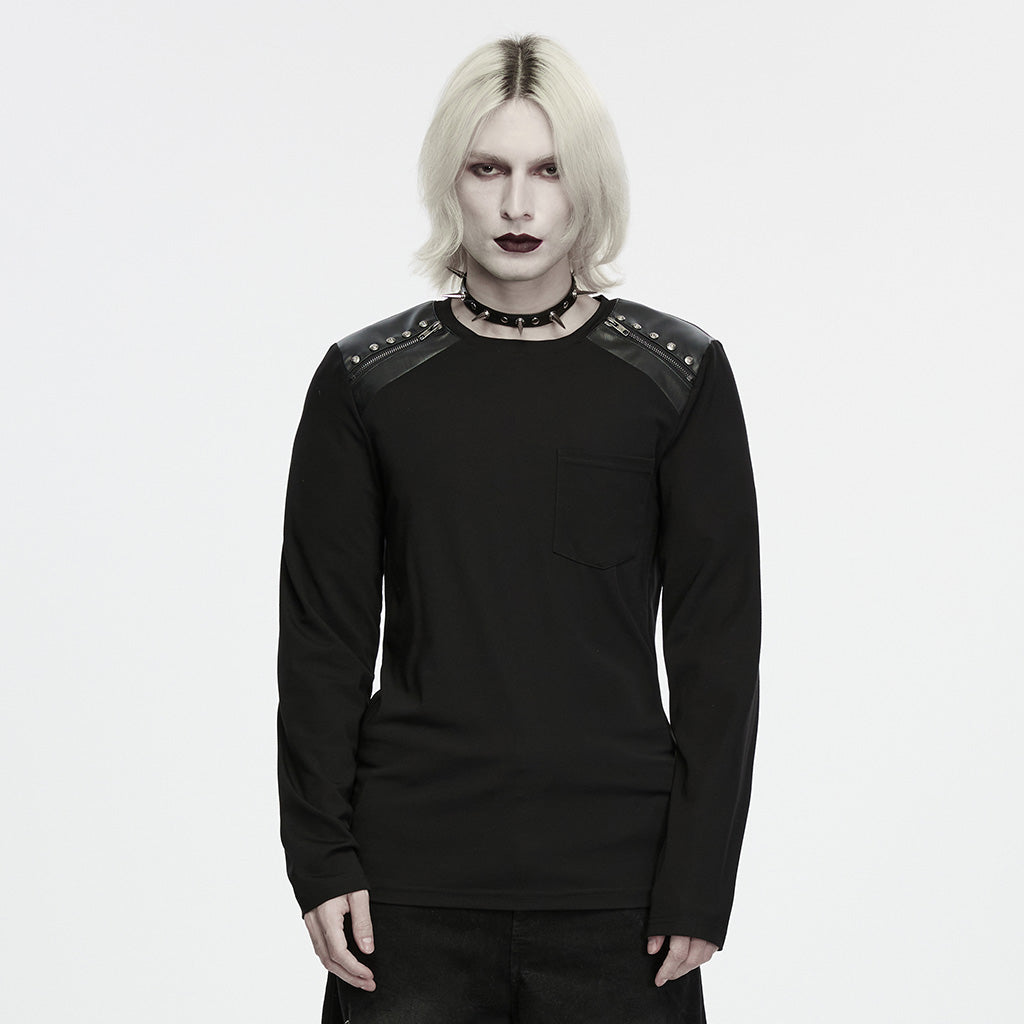 Camiseta punk negra de hombre puesta, vista frontal con los hombros de polipiel y remaches