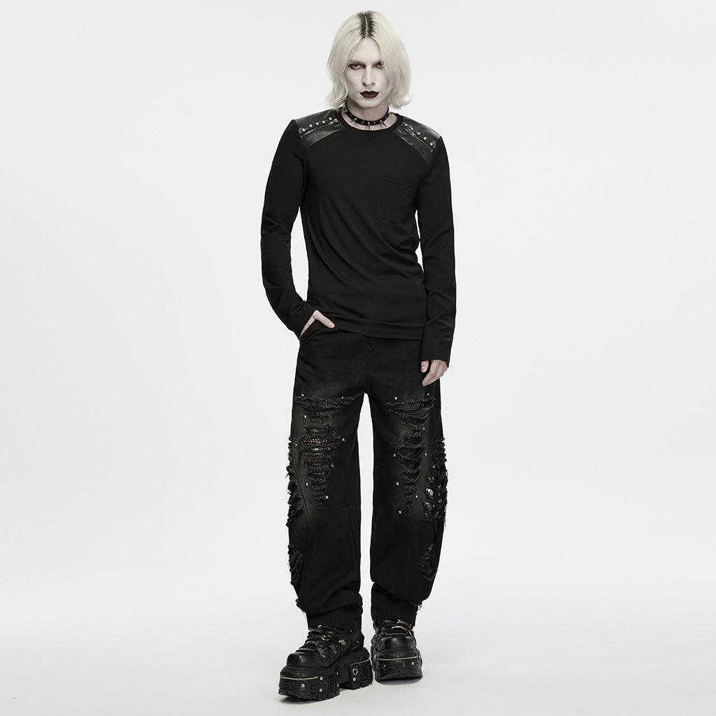 Look completo con la camiseta punk, pantalón rasgado y botas de plataforma que no se incluyen