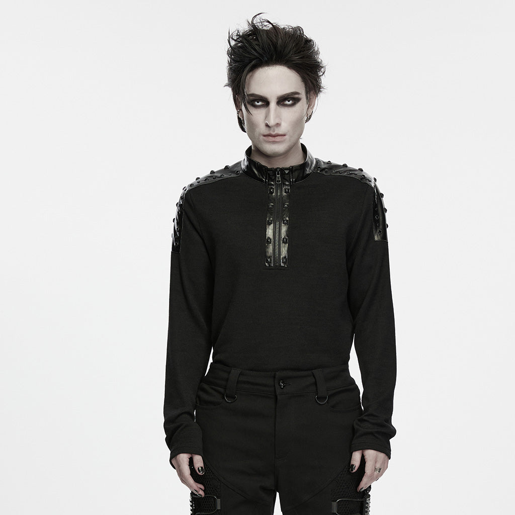 Camiseta punk negra de hombre puesta, vista frontal con la media cremallera y las tachuelas