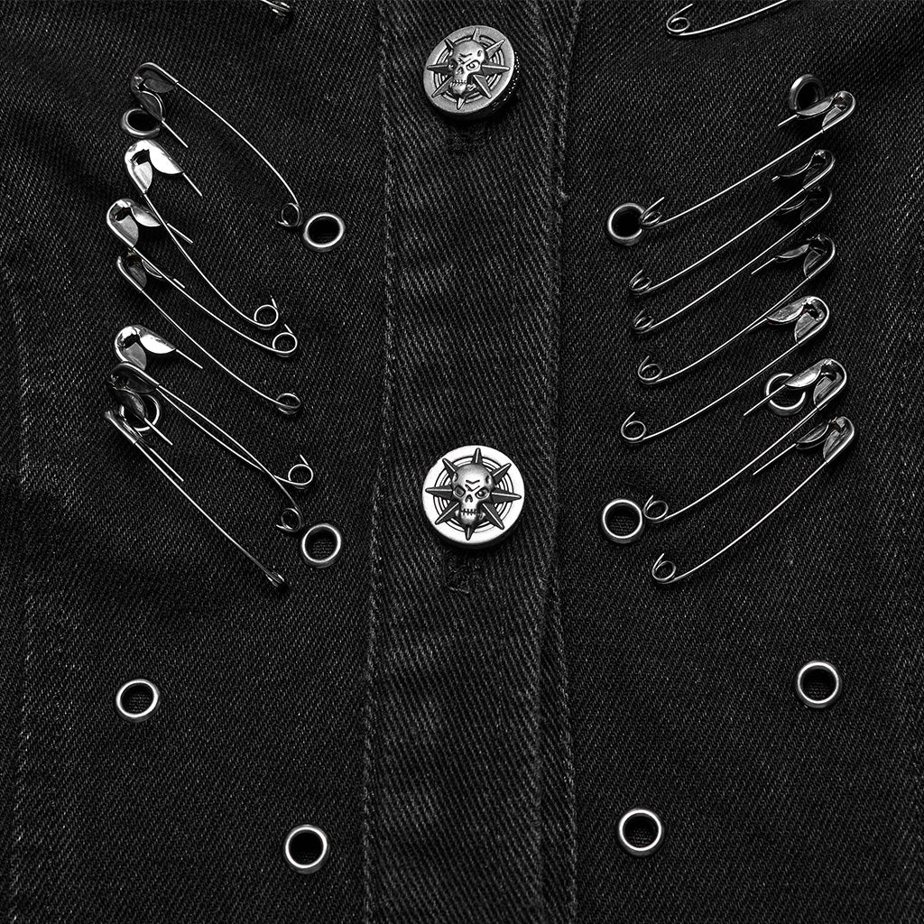 Detalle de los imperdibles en espiga y los botones de calavera plateados