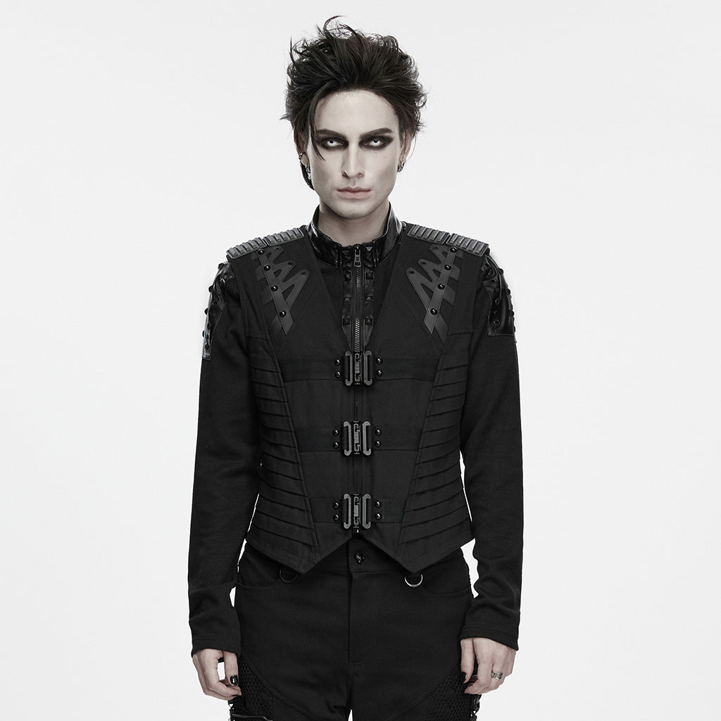 Modelo con chaleco punk negro de hombreras tipo armadura, vista frontal con las tres hebillas cerradas