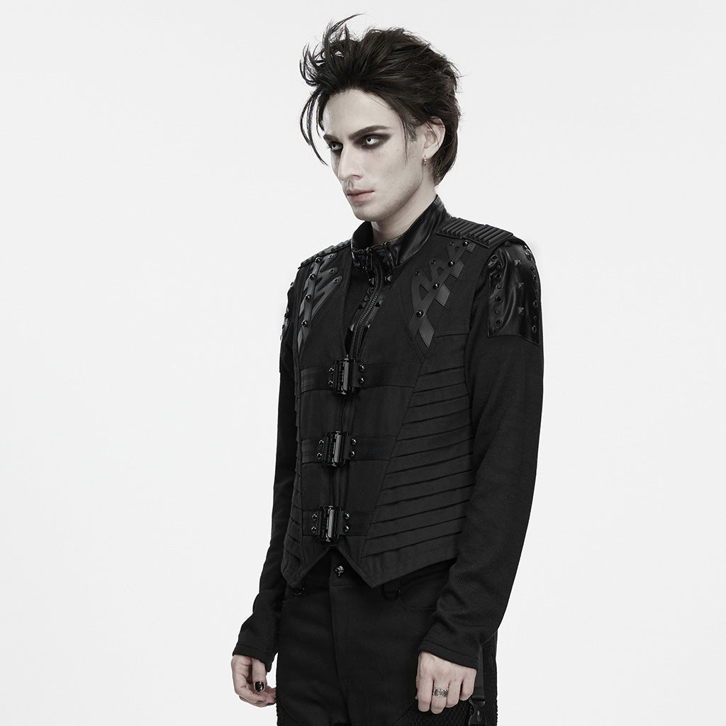 Chaleco punk negro de hombre visto de tres cuartos, con las tiras efecto piel y remaches del hombro
