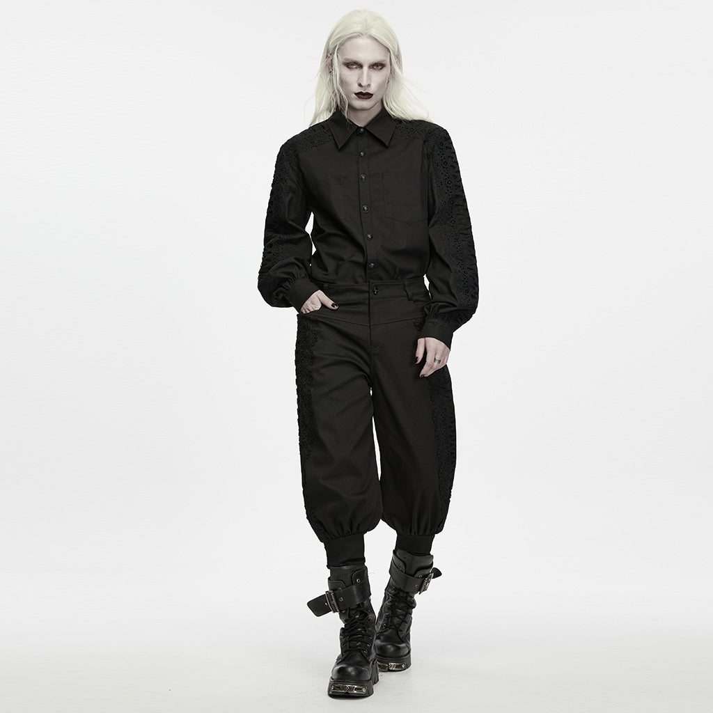 Look completo con la camisa de encaje metida en un pantalón negro y botas
