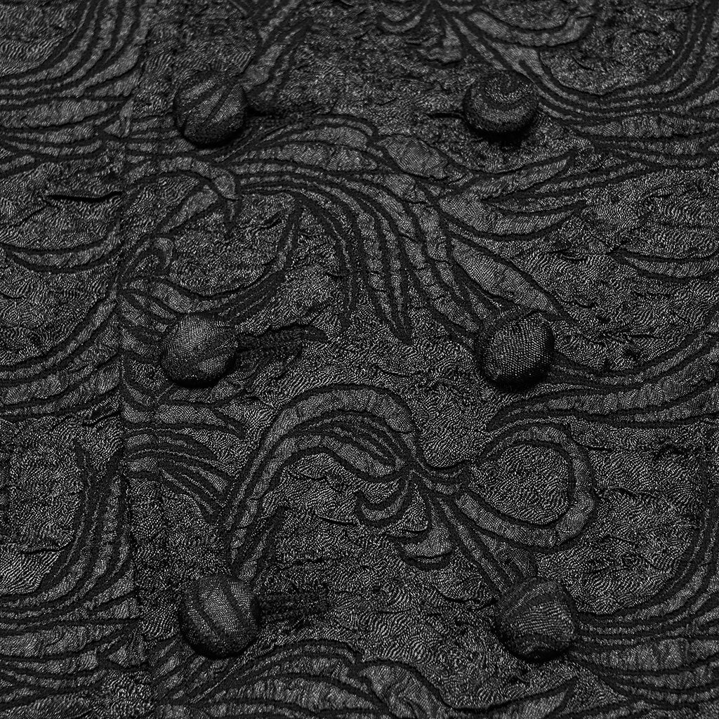 Primer plano de los botones forrados sobre el tejido negro en relieve