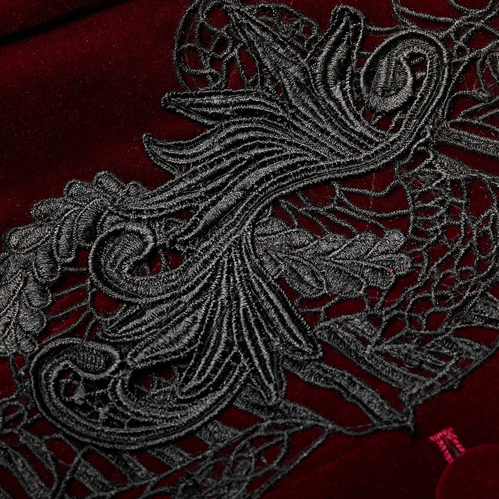 Detalle del aplique de encaje bordado negro sobre el terciopelo rojo