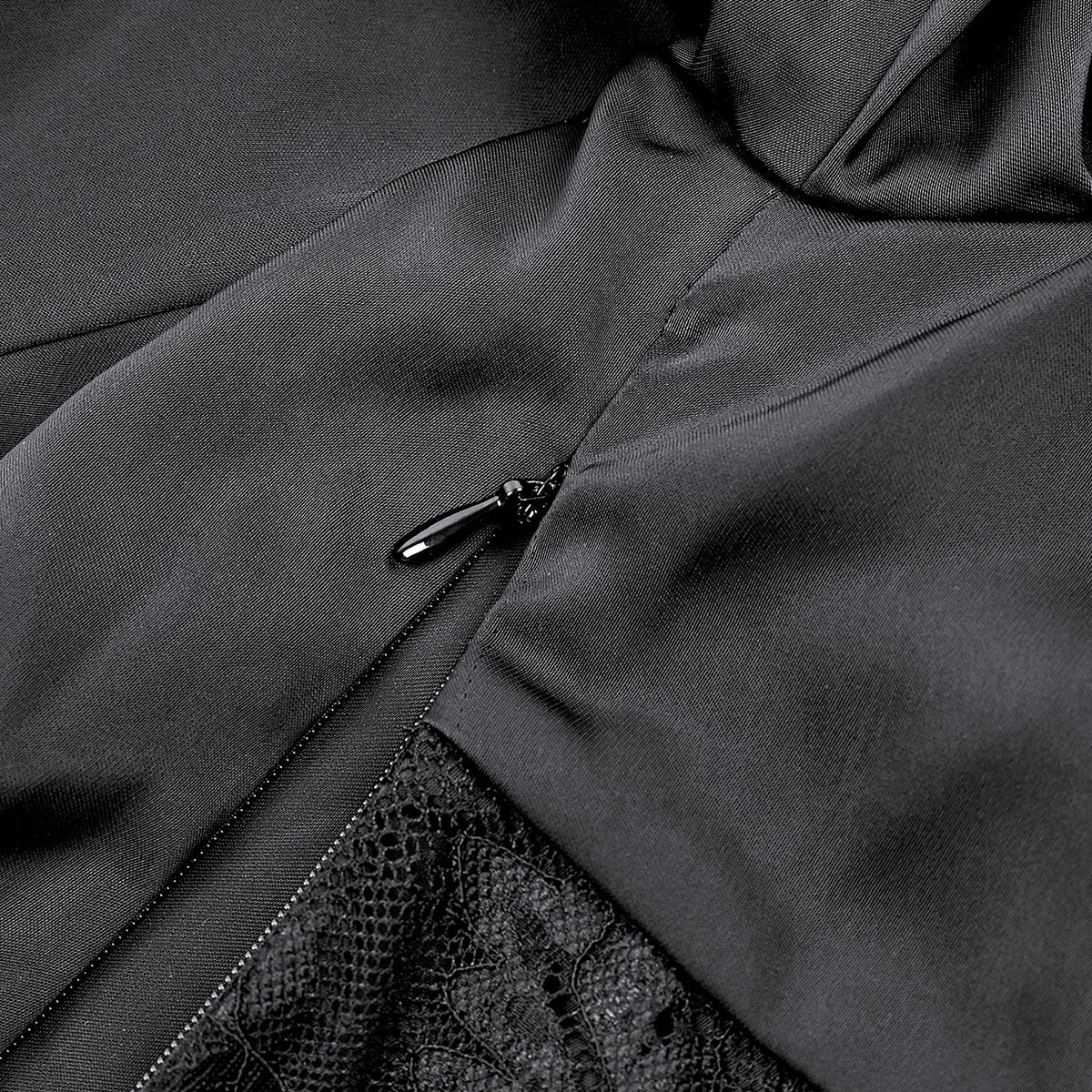 Blusa Gótica de Satén con Capucha de Encaje TW713: detalle de la cremallera lateral