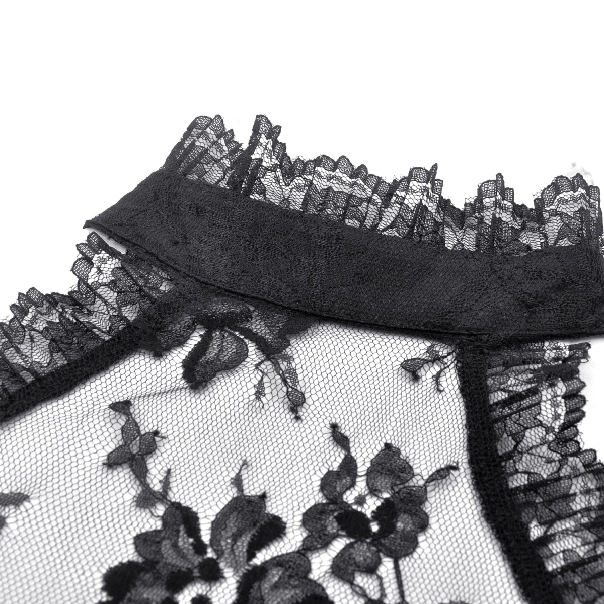 Primer plano del cuello tipo choker de encaje negro por detrás.