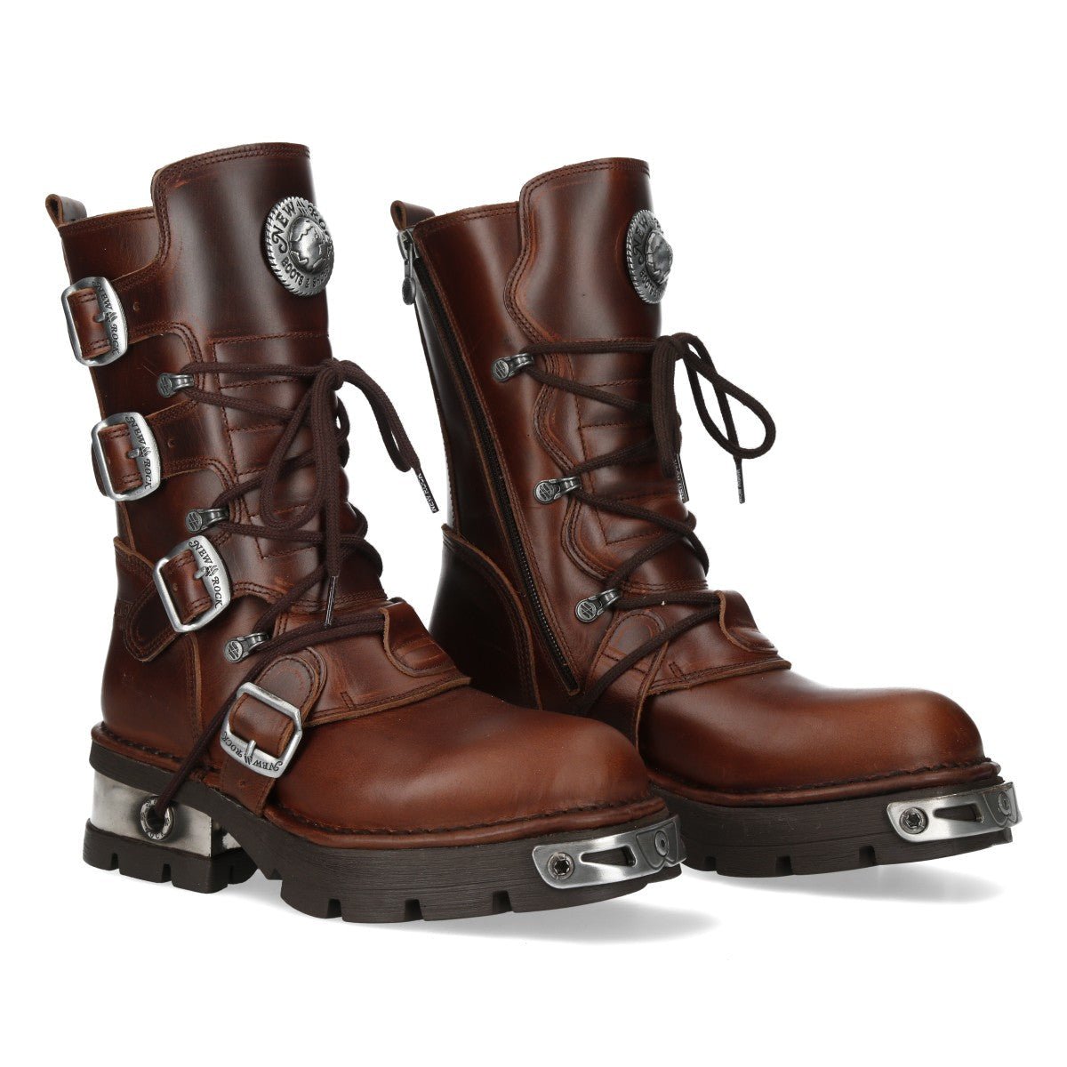 Par de botas New Rock castanhas em pele com quatro fivelas e medalhão metálico