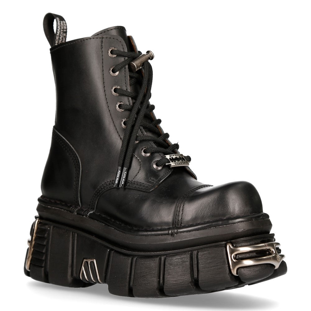 Botín negro New Rock M-NEWMILI083-S37 en vista de tres cuartos con placa metálica en los cordones