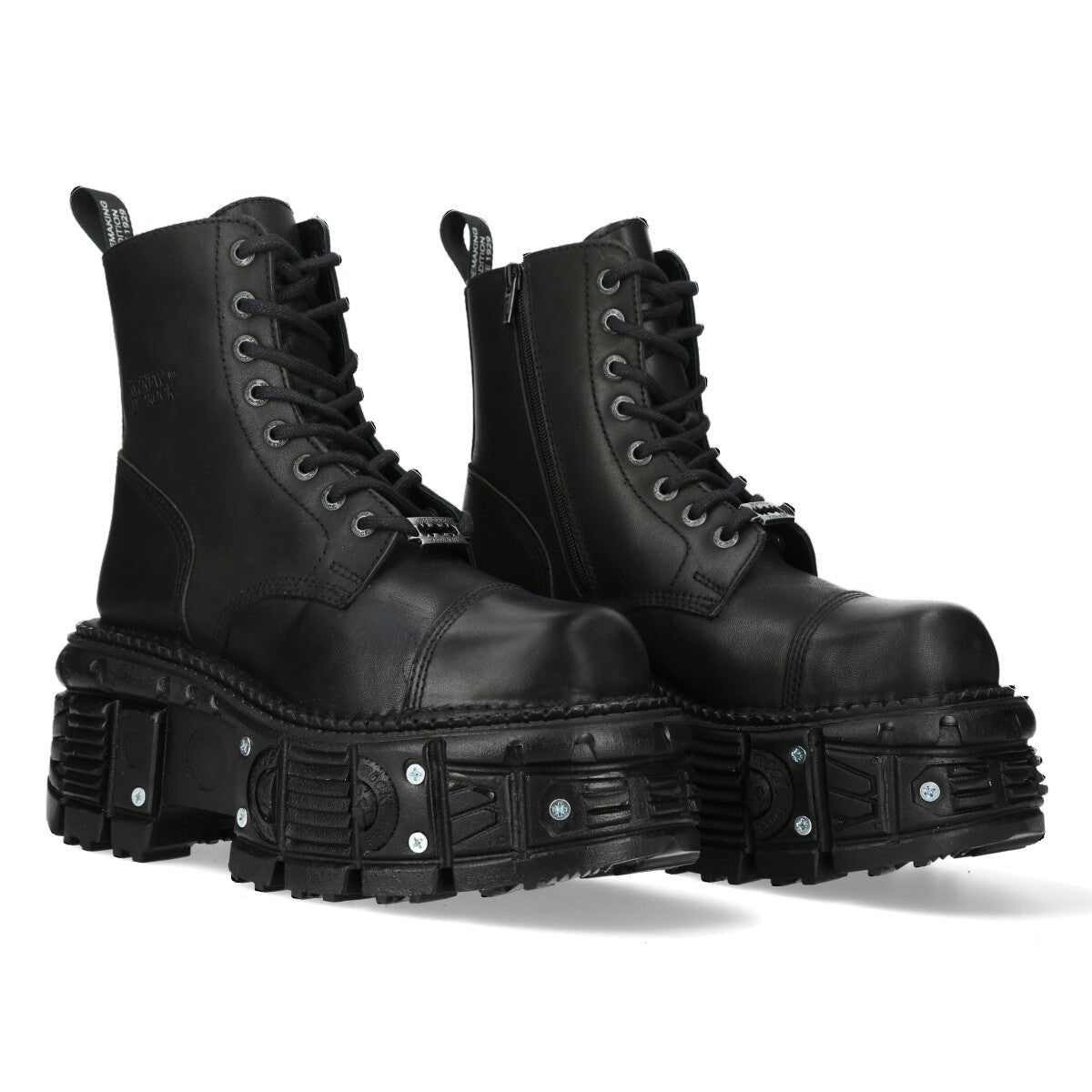 Par de botines New Rock M-TANK083-C1 negros con plataforma Tank y tachuelas metálicas