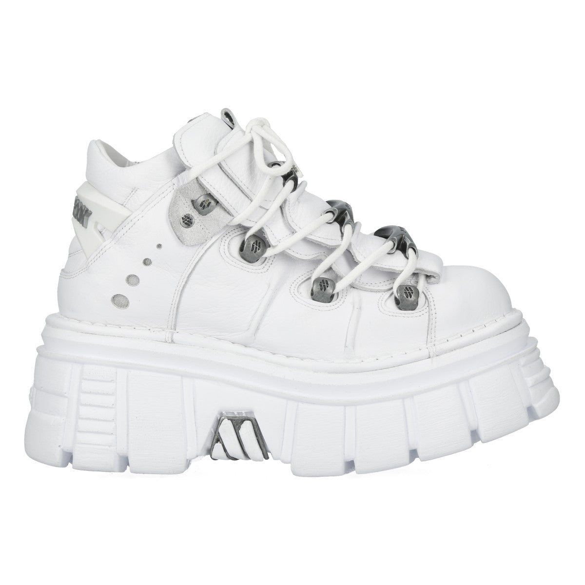 Lateral del botín blanco M-106-S53 con plataforma blanca y anagrama metálico