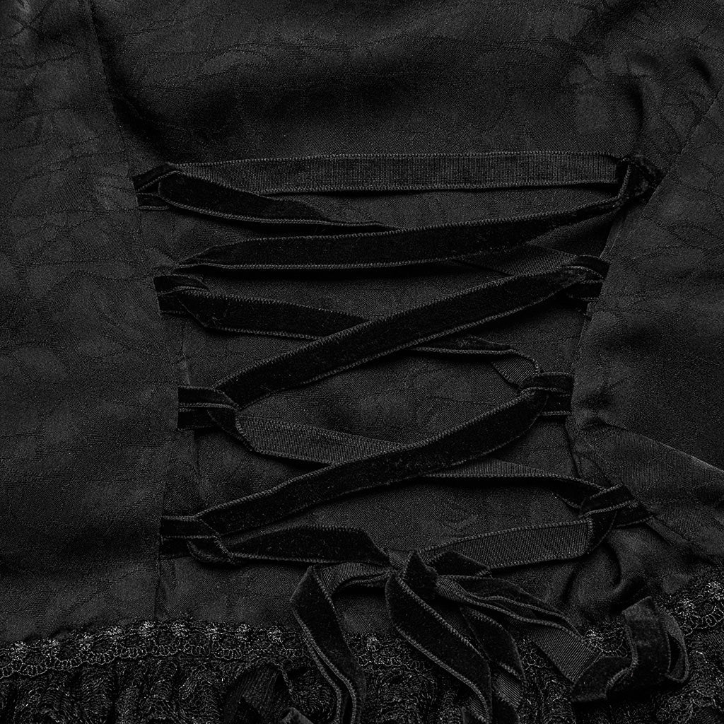 Detalle de la lazada trasera de cinta de terciopelo de la camisa