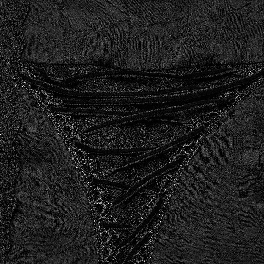 Detalle del triángulo de encaje con cinta de terciopelo cruzada sobre el jacquard