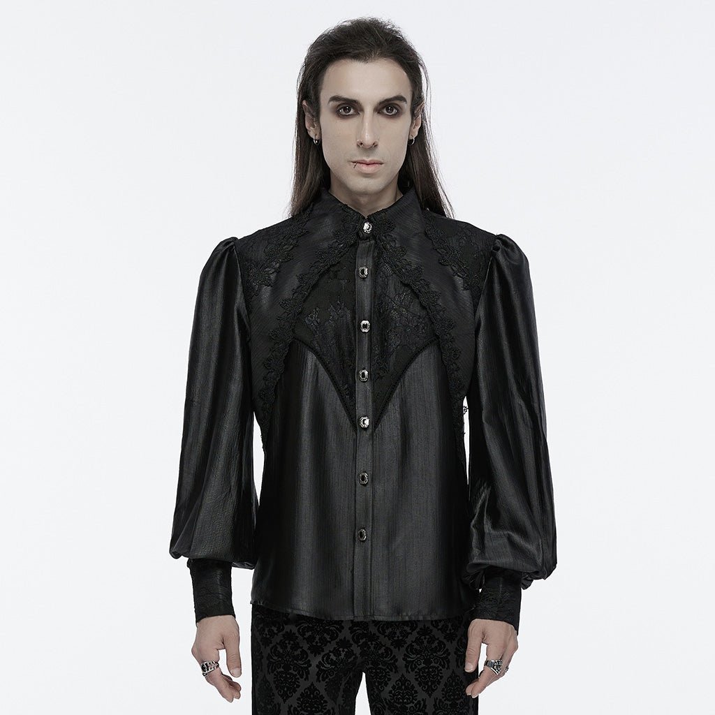 Camisa gótica negra de hombre puesta, vista frontal con el canesú de encaje y las mangas farol
