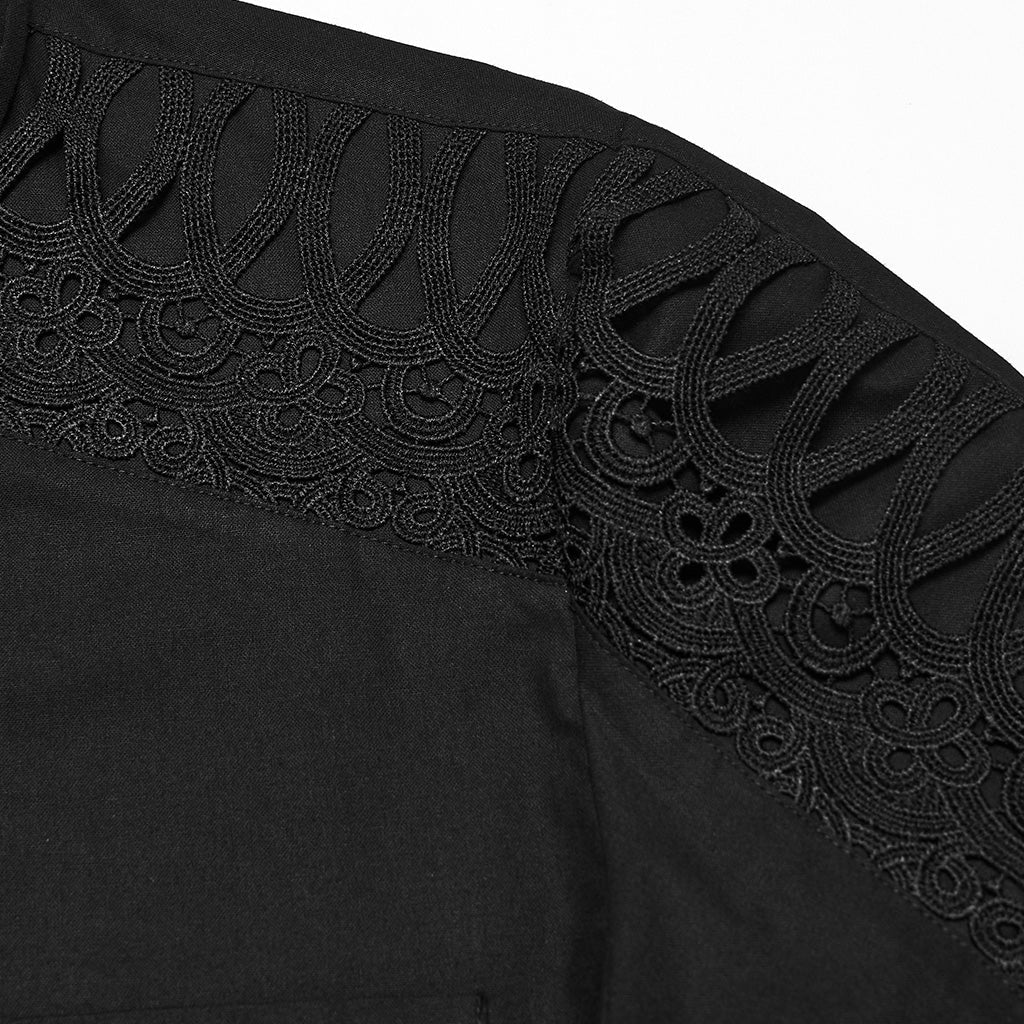 Detalle del encaje calado con lazadas y flores en el hombro de la camisa