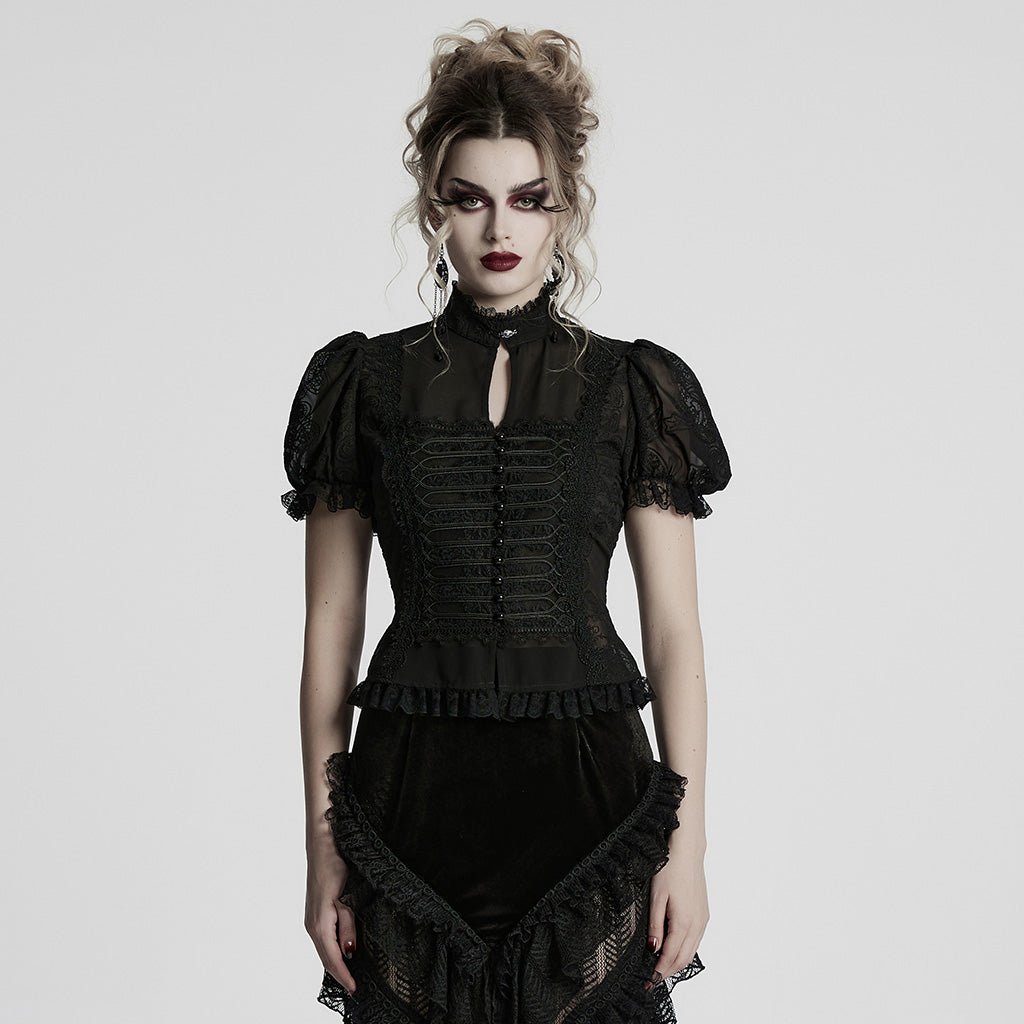 Camisa gótica victoriana de gasa negra puesta, vista frontal con pechera de alamares y cuello mao